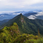 Membentang sepanjang ratusan kilometer, Pegunungan Meratus menjadi bukti pertemuan lempeng-lempeng bumi purba. (Foto doc. KEMENPAR)