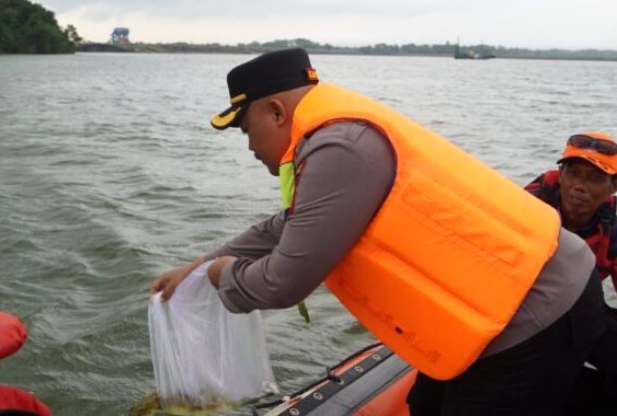 Kapolres Tebar Ikan
