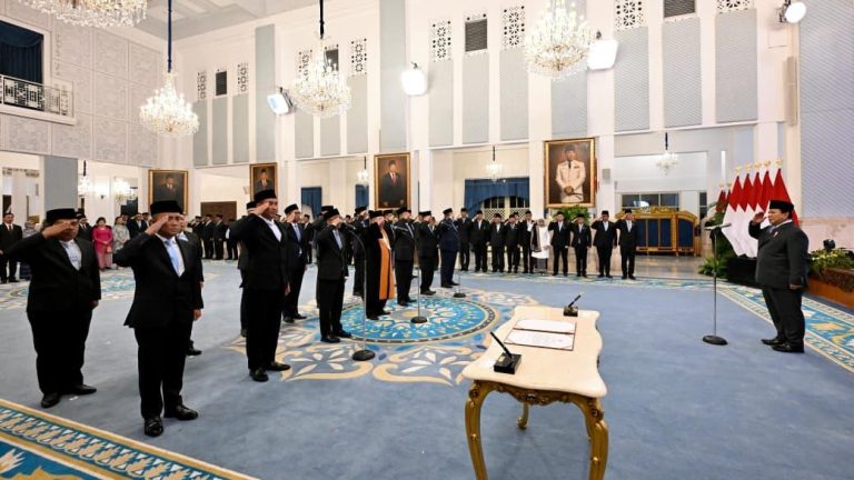 Presiden Prabowo Subianto secara resmi melantik para kepala badan dan wakil kepala badan di Istana Negara, Jakarta. (Foto: BPMI Setpres)