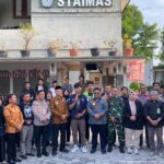 Forkopimda Wonogiri bersama mahasiswa dan dosen STAIMAS saat pertemuan di halaman kampus. (Foto: pendim 0728/wng)