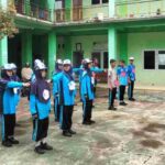 Sertu Mianto melatih baris berbaris