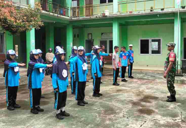 Sertu Mianto melatih baris berbaris