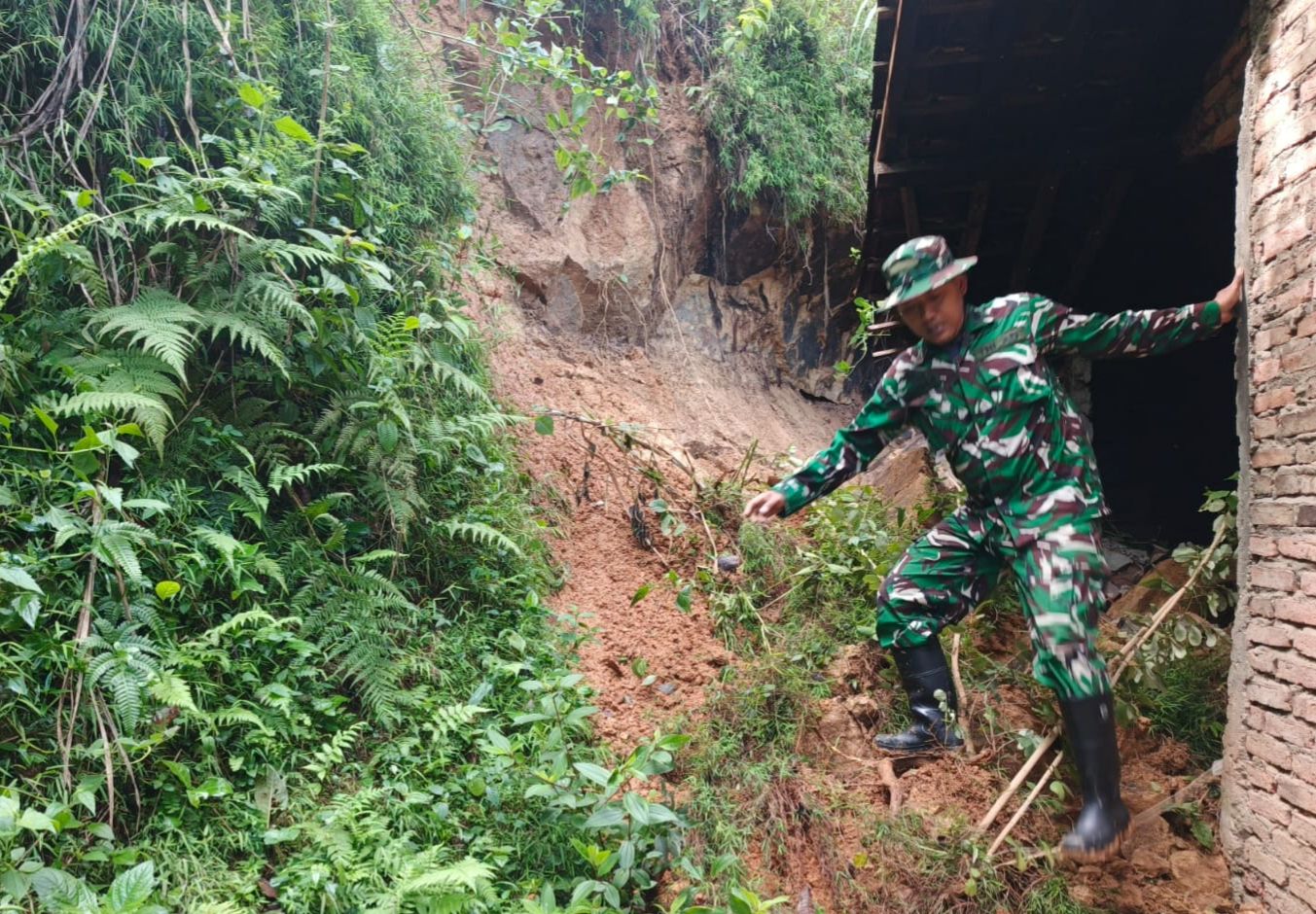 Personel TNI Koramil meninjau lokasi tanah longsor di Desa Sukoharjo.