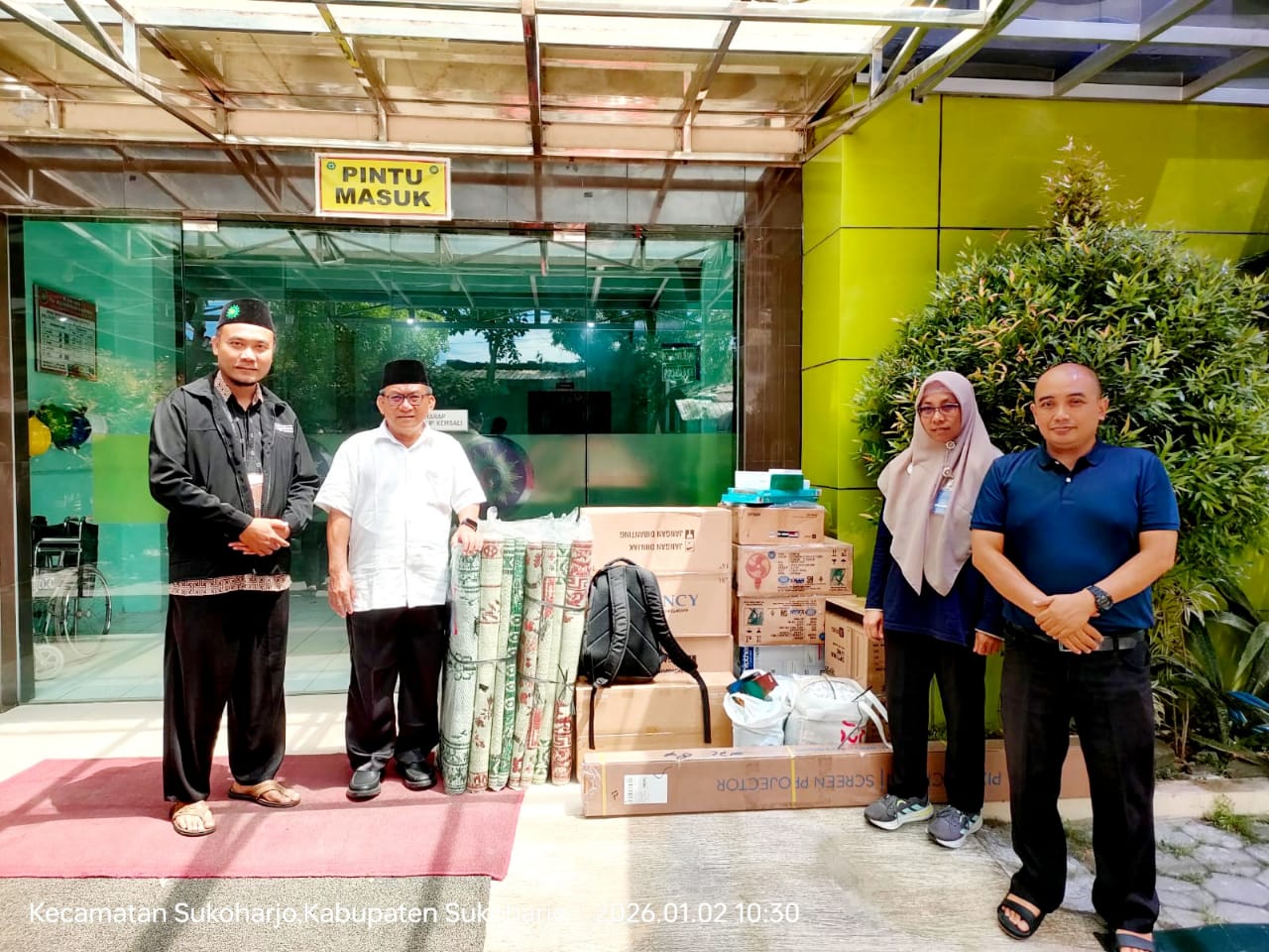WhatsApp Image 2026-01-03 at 06.04.37 Penyerahan bantuan RS PKU Muhammadiyah Sukoharjo ke Ponpes Al-Hikmah.