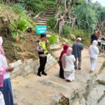 Petugas berikan imbauan keselamatan kepada keluarga wisatawan.