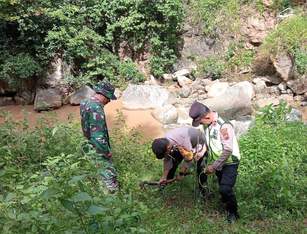 Gotong royong TNI-Polri siram bibit sirsak di Desa Dlepih.