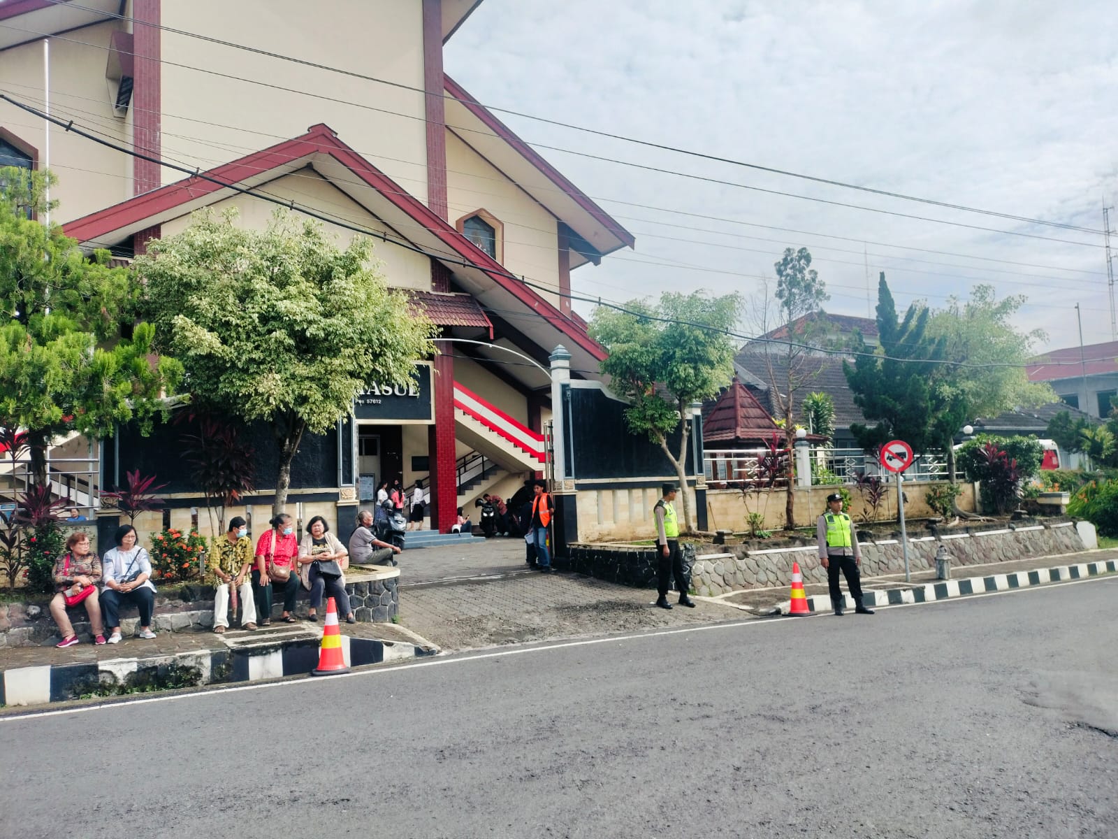 Personel Polres Wonogiri berjaga di Pos Pengamanan Yohanes Rasul.
