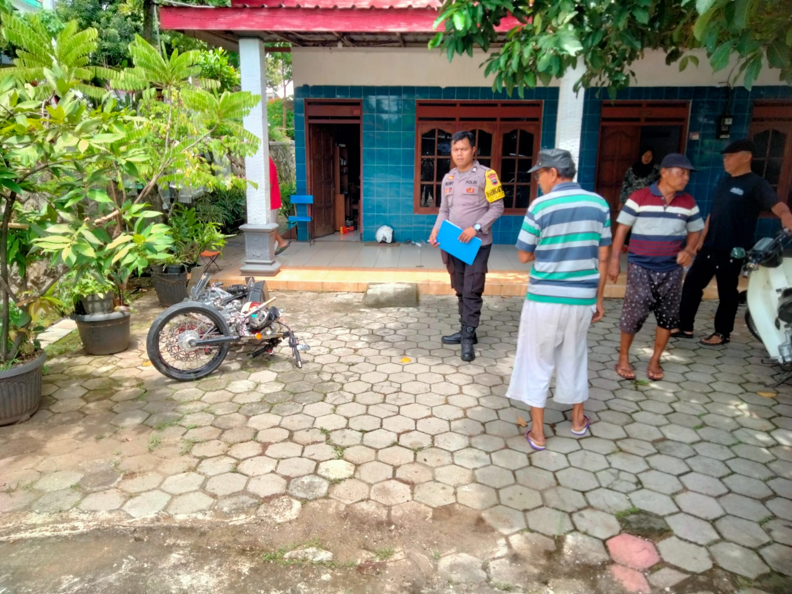 WhatsApp Image 2026-01-04 at 20.40.09 (1) Petugas kepolisian mencatat keterangan saksi mata.