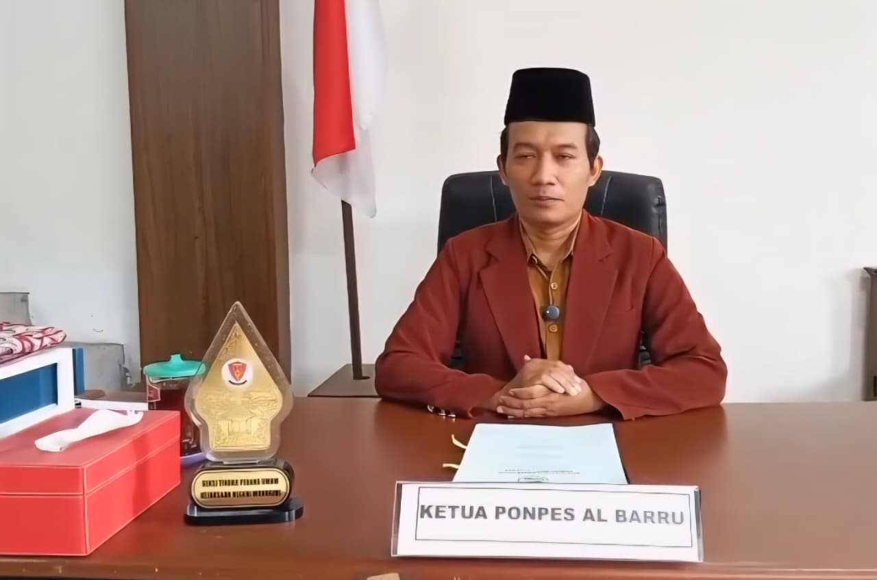 Foto formal atau sedang berbicara mewakili ponpes yang memberikan apresiasi.