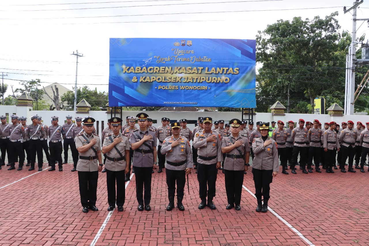 Foto kenangan sesudah upacara dengan latar belakang lambang Polri.