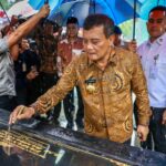 Gubernur Jateng Ahmad Luthfi menandatangani prasasti peresmian Monumen RM Bambang Soeprapto.