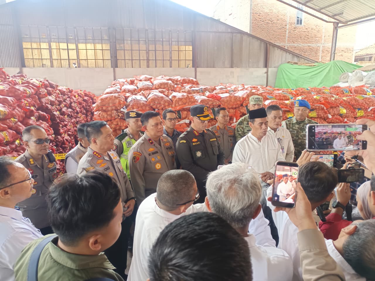 Konferensi pers pengungkapan kasus bawang bombay ilegal di Semarang.