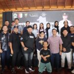 Foto bersama Kapolres Wonogiri dengan para konten kreator usai acara.