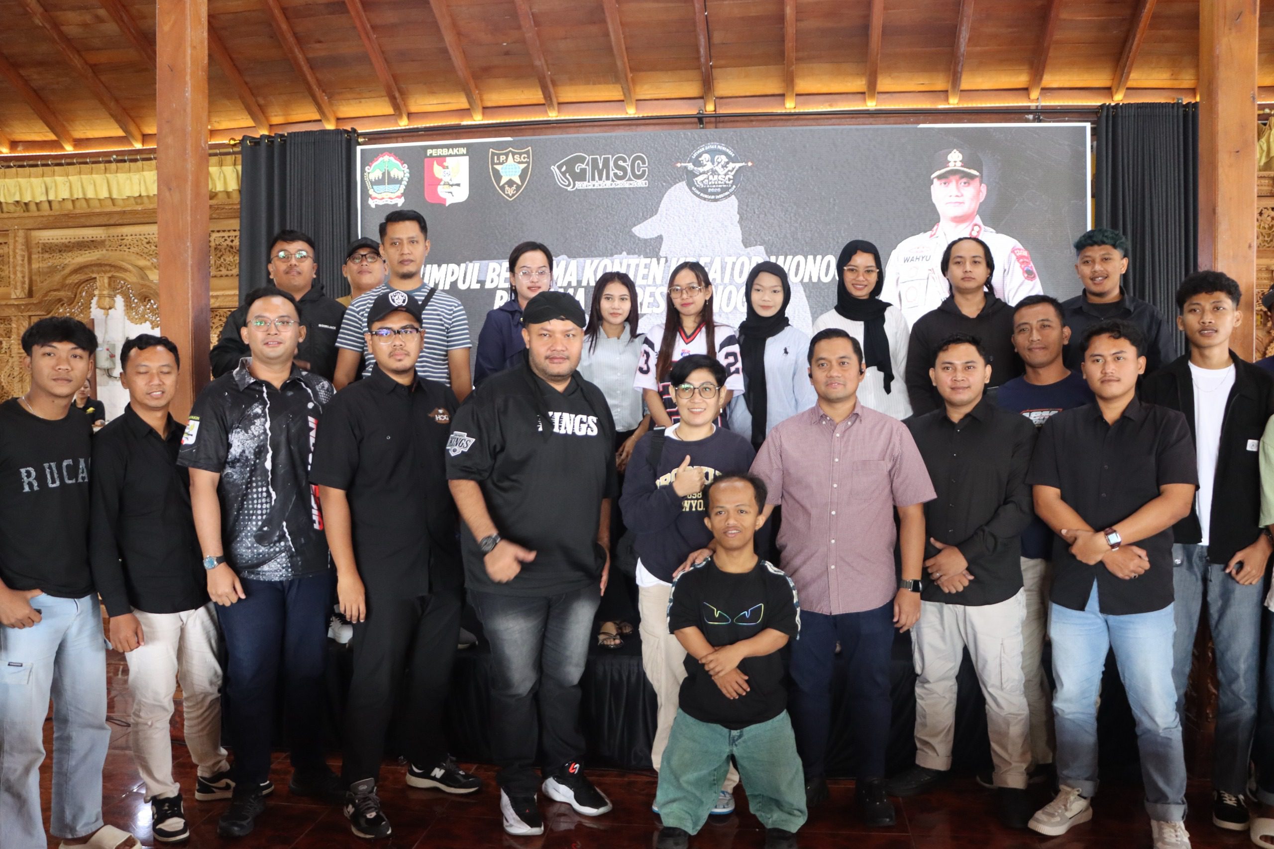 Foto bersama Kapolres Wonogiri dengan para konten kreator usai acara.