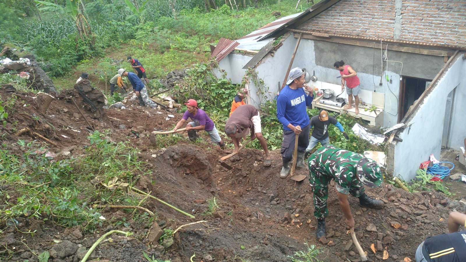 Pembersihan akses lingkungan terdampak longsor di Kabupaten Wonogiri