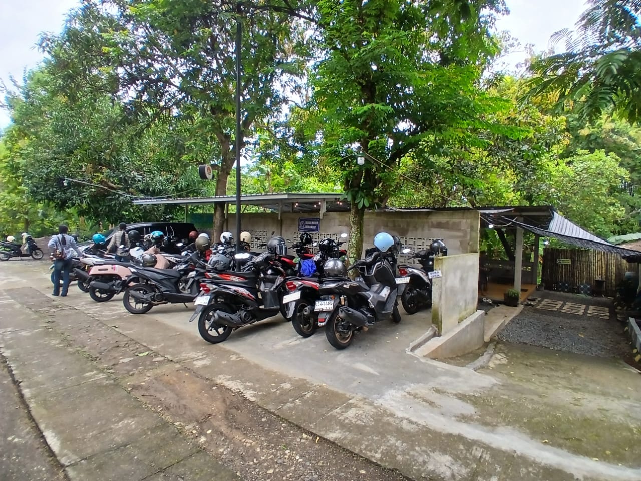 Seblak Pojok Umai Bulusulur fasilitas parkir
