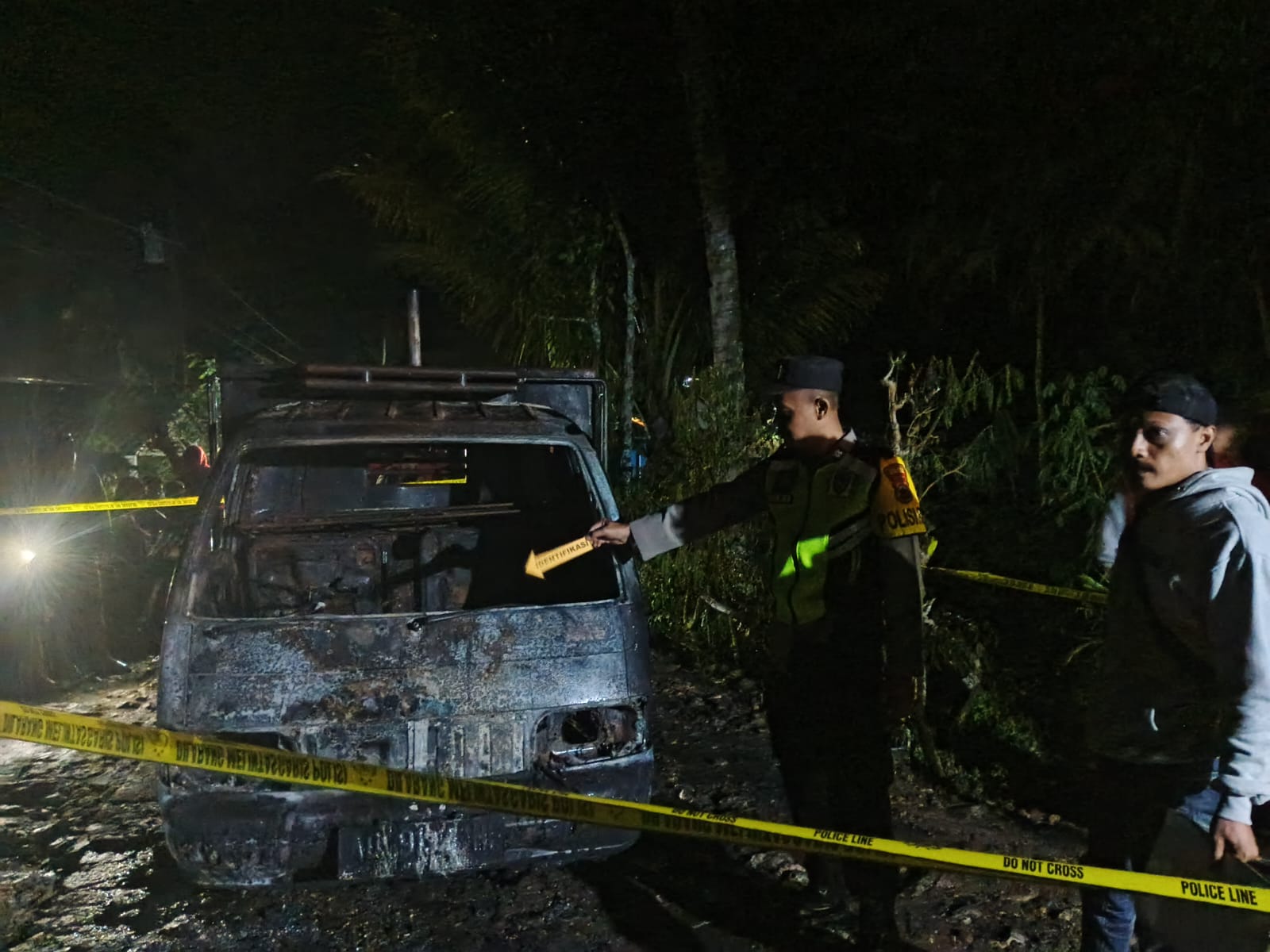 Olah TKP kebakaran mobil pick up Wonogiri