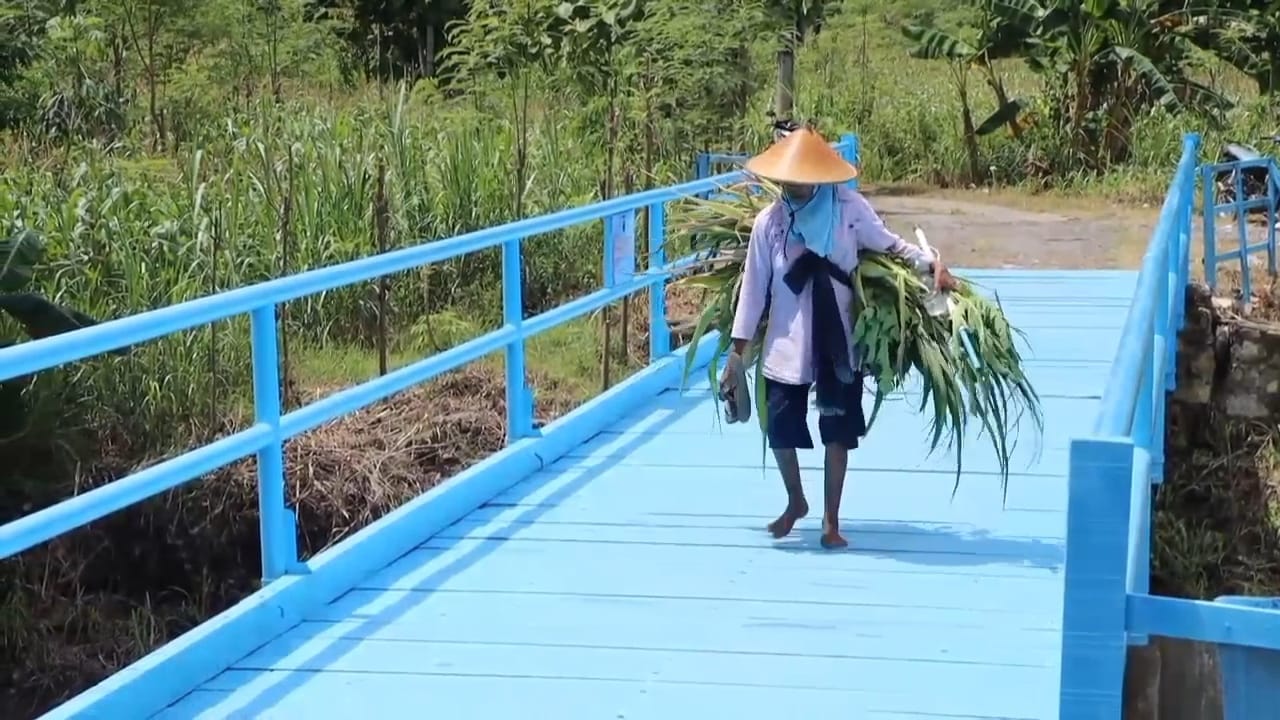 Warga melintasi Jembatan Dungtemu Wonogiri