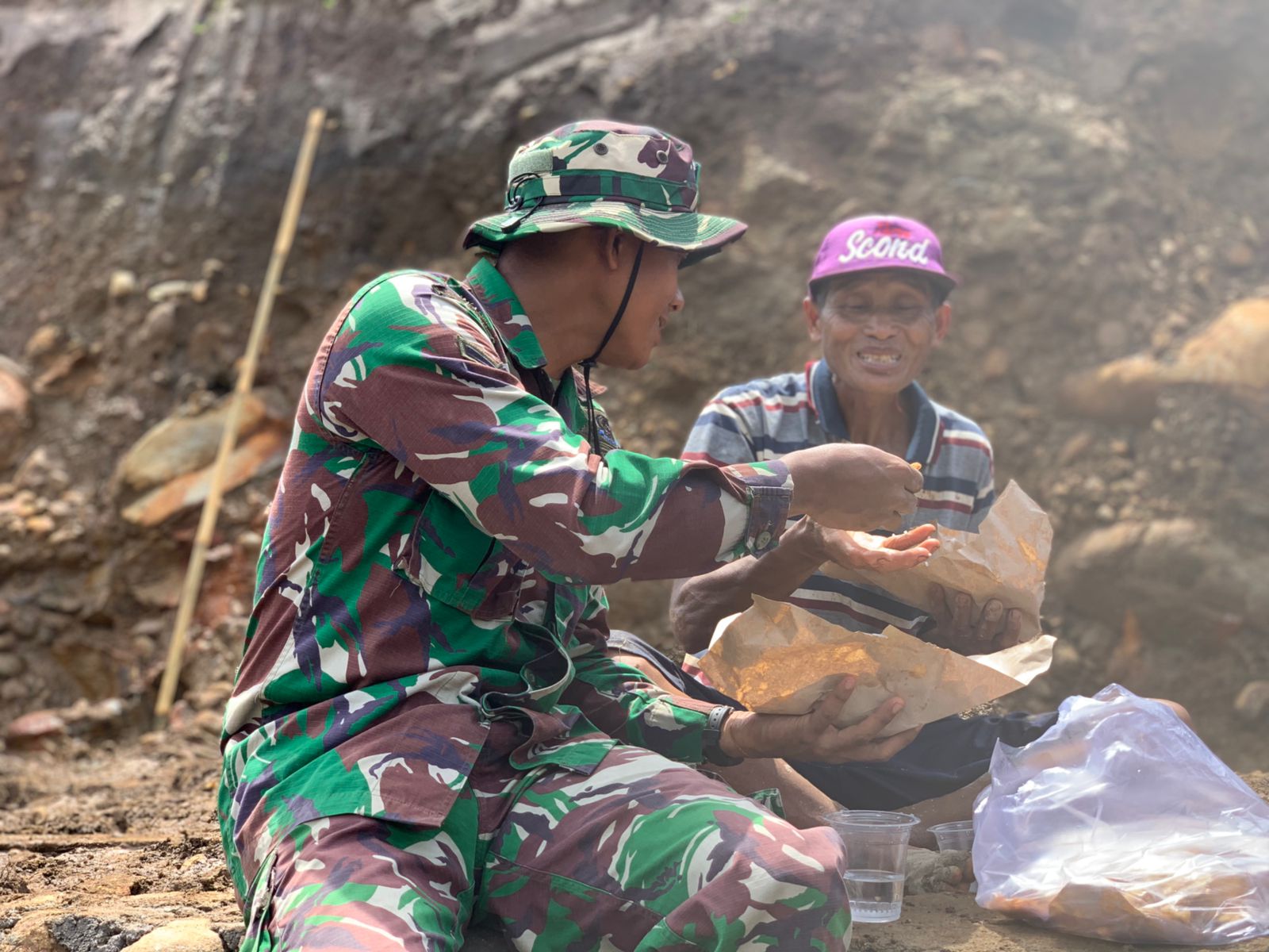 Makan siang bersama TNI dan warga di lokasi pembangunan