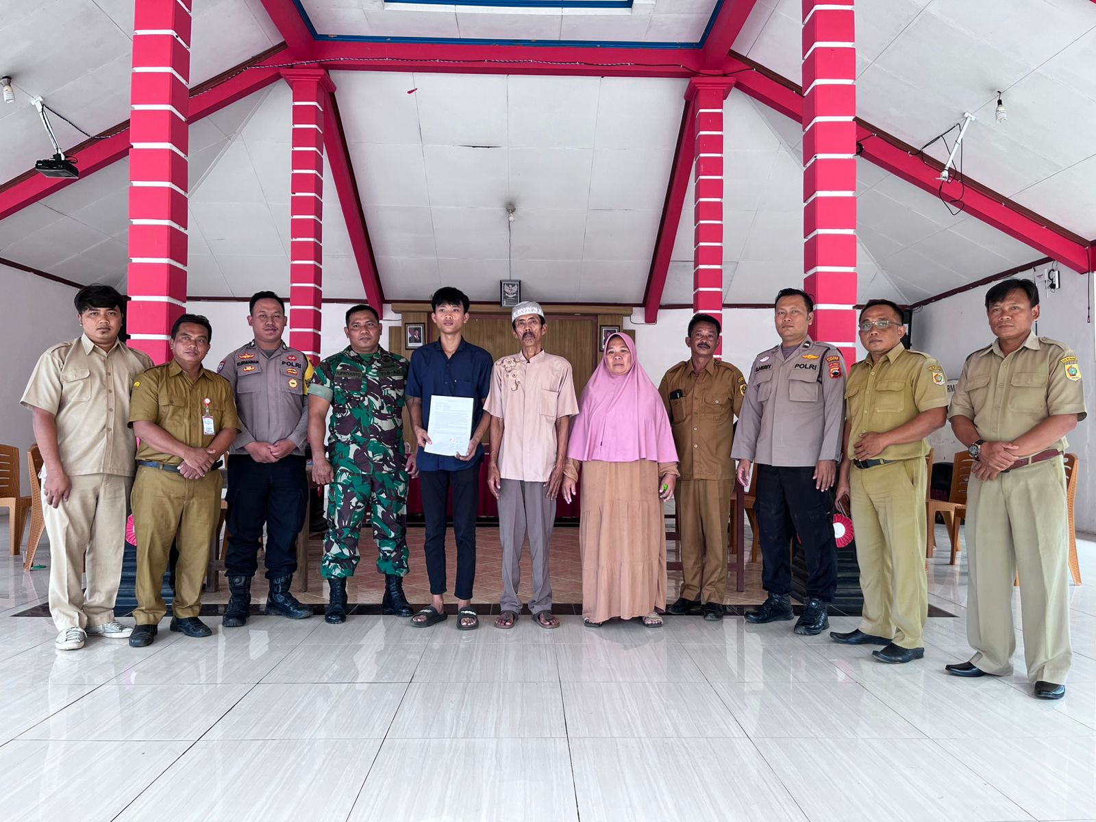Pemilik bengkel membuat surat pernyataan di hadapan polisi