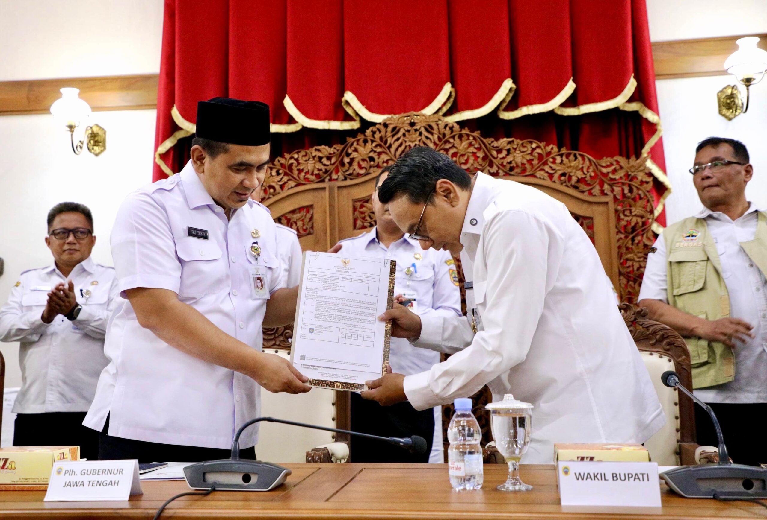 Penyerahan surat Plt Bupati Pati oleh Wagub Jateng