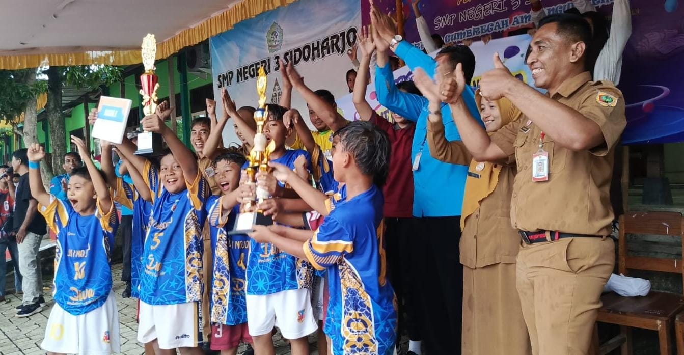 SDN 1 Mojopuro Jatiroto juara voli