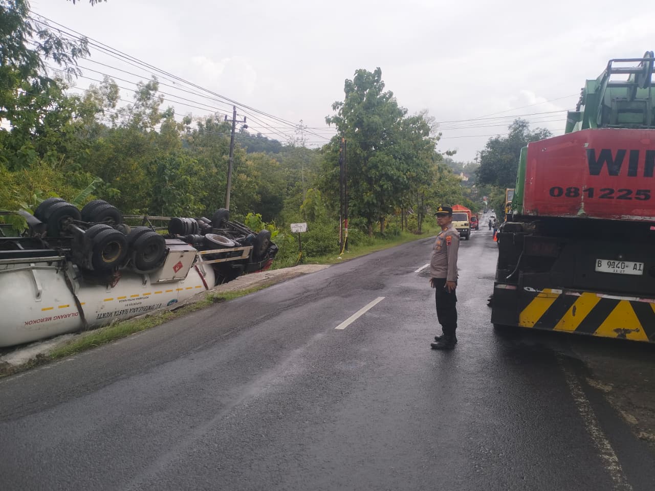 Truk tangki Pertamina keluar badan jalan di Wonogiri