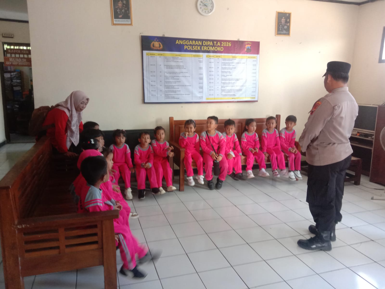 Tanamkan cinta polisi sejak dini di Polsek Eromoko