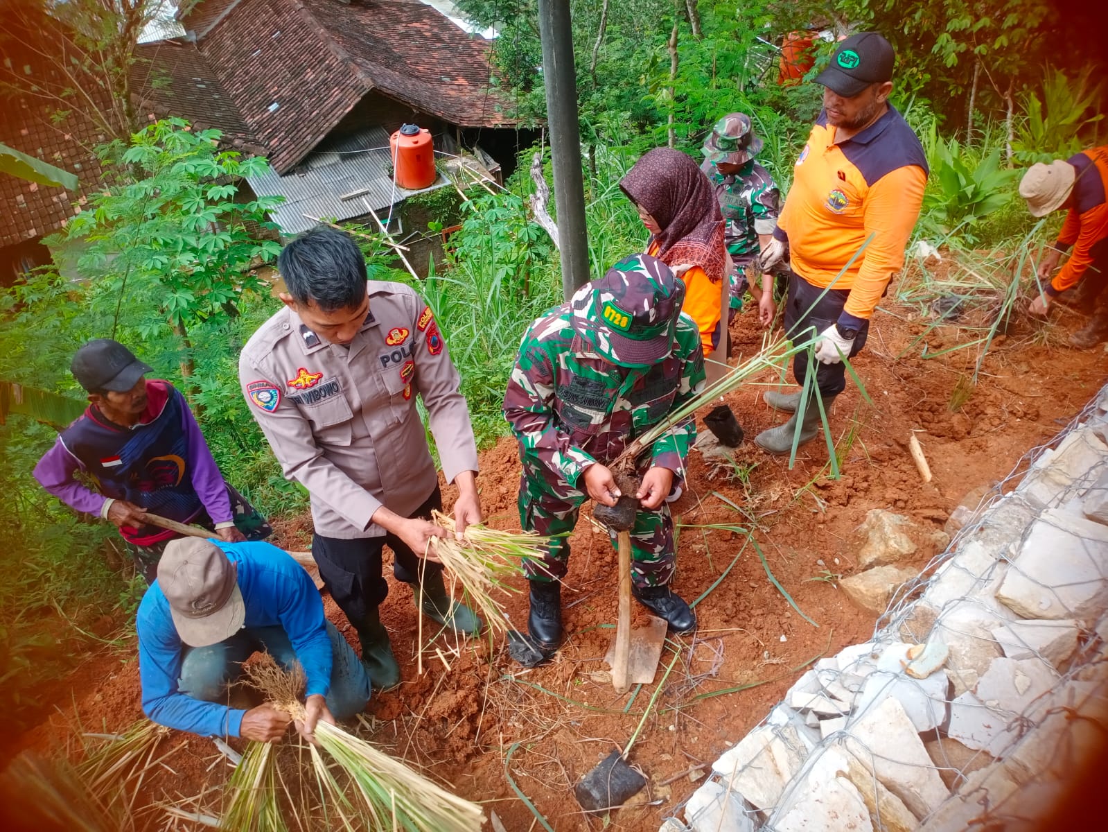 Danramil tanam pohon di Wonogiri
