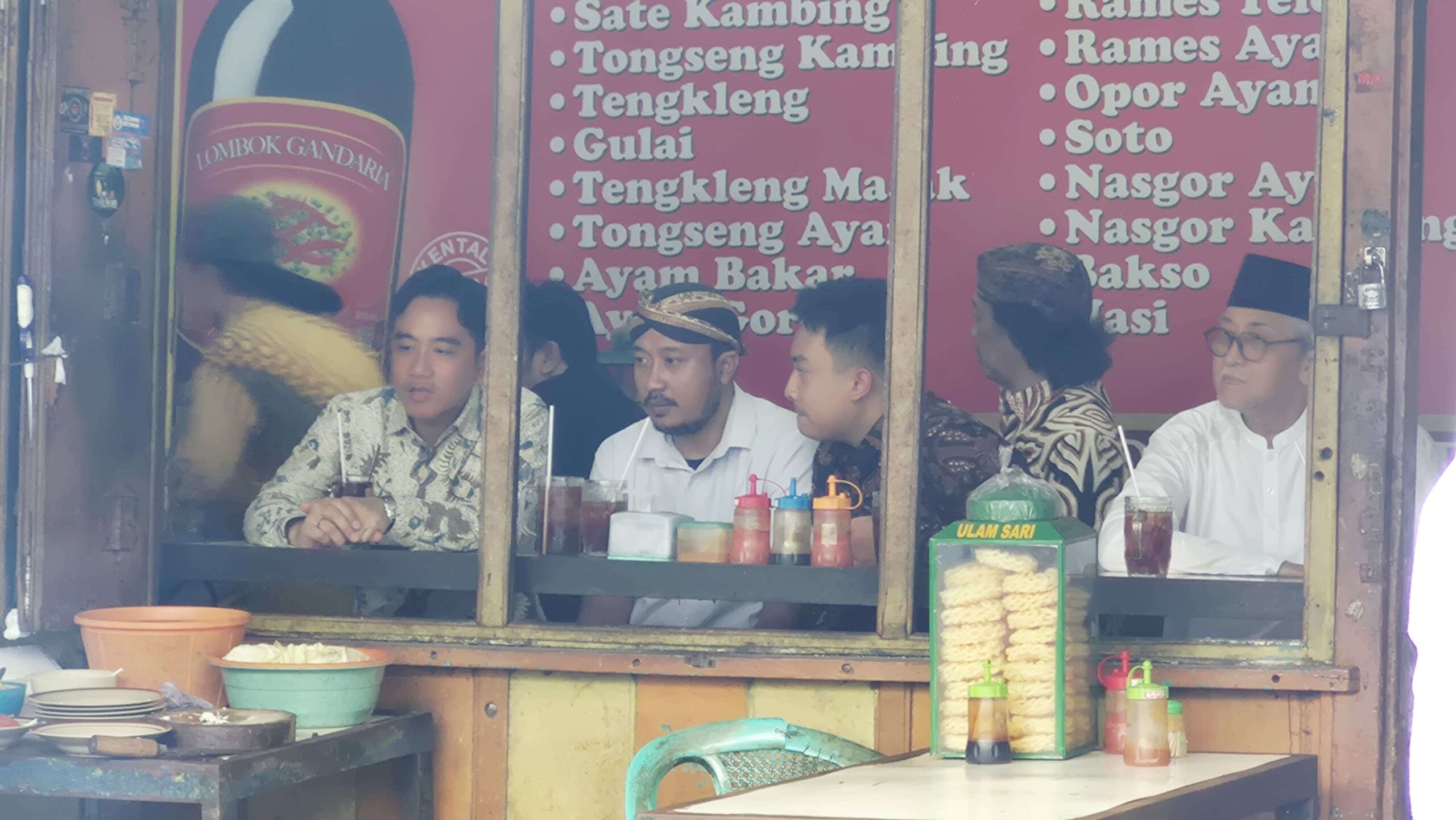 Wapres Gibran duduk makan sate kambing di Warung Sate Pak Joko depan Pasar Klewer Solo.