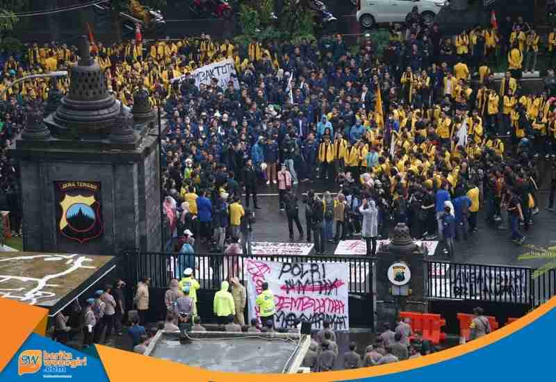 Aksi unjuk rasa Aliansi BEM Semarang Raya di depan Polda Jawa Tengah