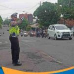 Polisi lalu lintas berjaga di jalan utama Wonogiri