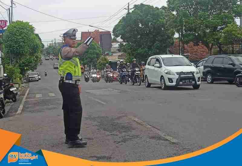 Polisi lalu lintas berjaga di jalan utama Wonogiri