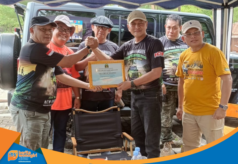 Penyerahan piagam ACW kepada Bupati Wonogiri