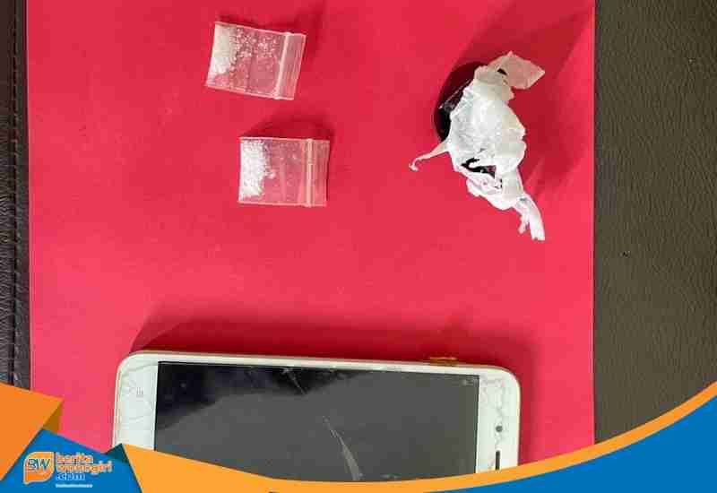 Dua paket sabu ditemukan di kantong celana pelaku.