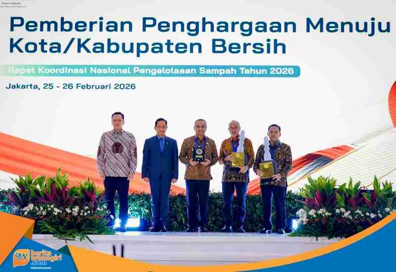 Ahmad Luthfi menerima Penghargaan Pengelolaan Sampah 2026 Jawa Tengah