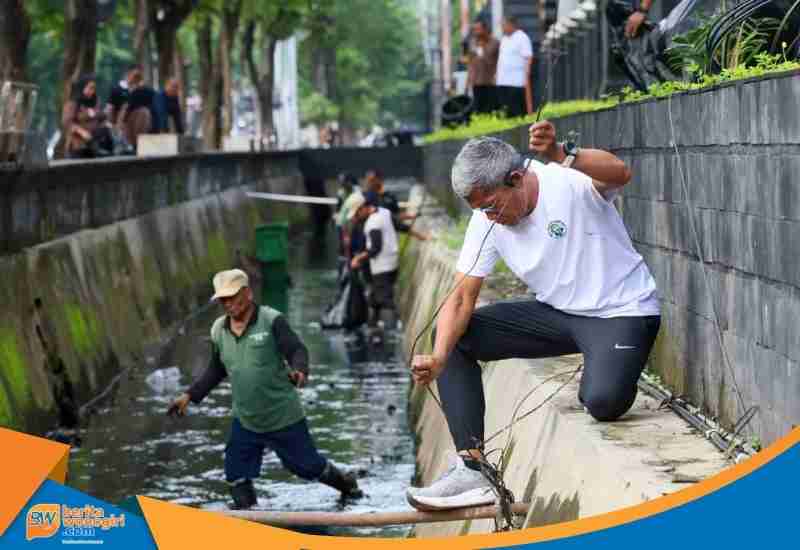Sumarno memungut sampah kabel saat Gerakan Resik-resik Kantor Jawa Tengah