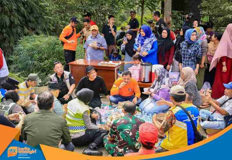 Sarapan bersama di lokasi longsor Ungaran Timur