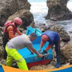 Bangkai kapal nelayan yang hancur dihantam ombak di Pantai Watumandi Wonogiri