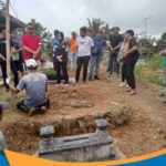 Warga menyaksikan proses ekshumasi