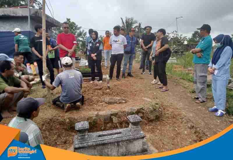 Warga menyaksikan proses ekshumasi