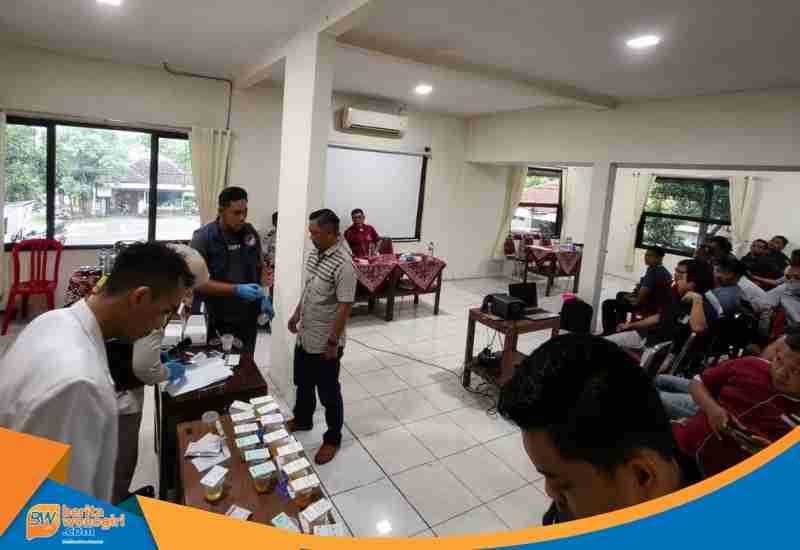 BWC4 Satresnarkoba dampingi tes urine calon sopir Agramas