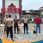 Personel Polsek Purwantoro bersihkan Masjid Al Hidayah sambut Ramadan 1447 H