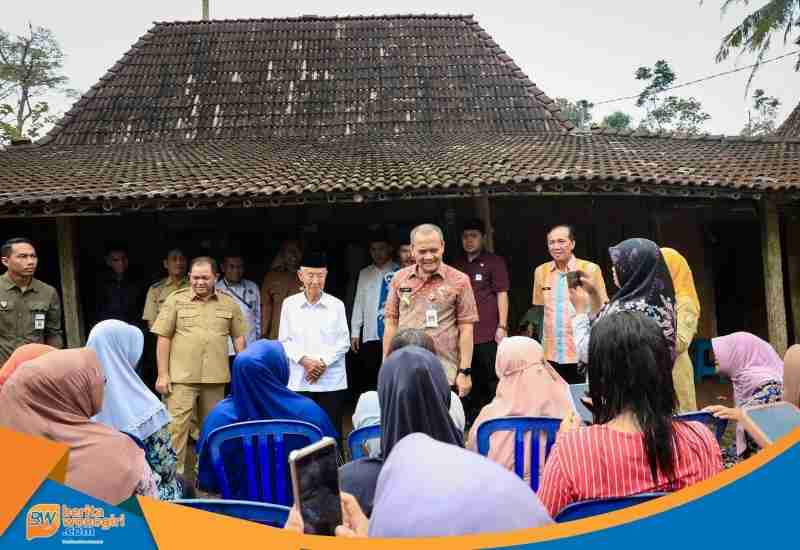 Ahmad Luthfi tersenyum saat warga Susukan sambut kunjungan