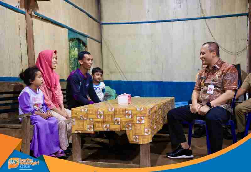 Ahmad Luthfi berdialog dengan buruh tani penerima RTLH