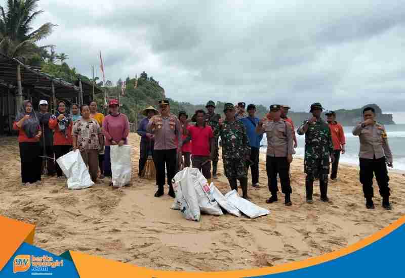 Kapolsek Paranggupito AKP Sutrisyanto pimpin aksi bersih Pantai Nampu