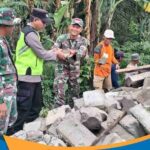 Kerja bakti bersihkan bangunan roboh