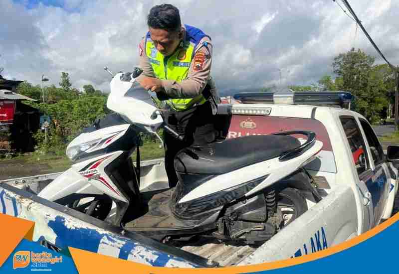 Sepeda motor rusak akibat kecelakaan beruntun