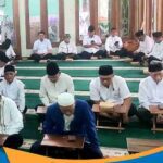 Jamaah mendengarkan ceramah