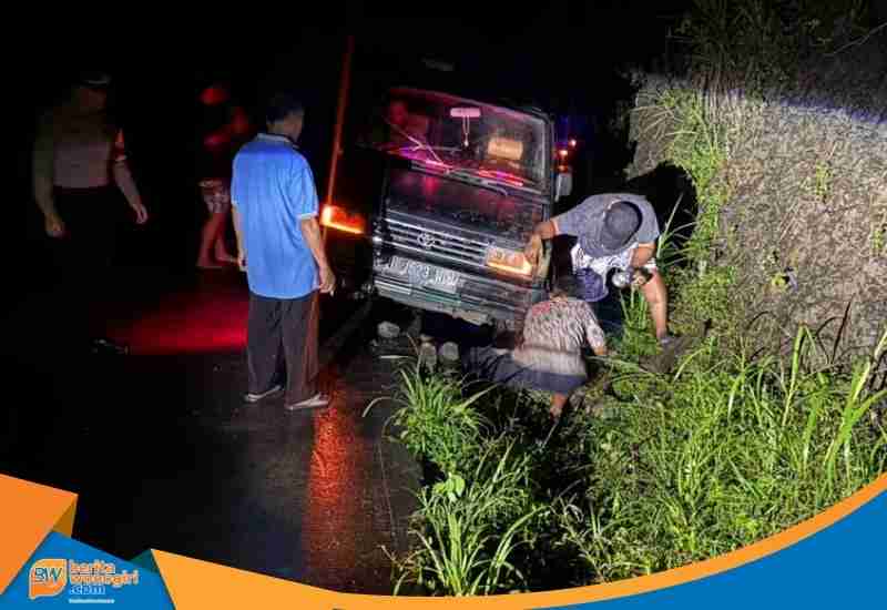 Mobil terperosok parit Wonogiri di Jalan Lingkar